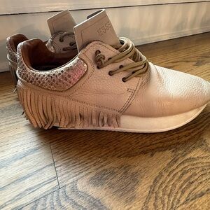 Esse ut Esse Fringed Beige Sneakers with rose gold Snakeskin trim